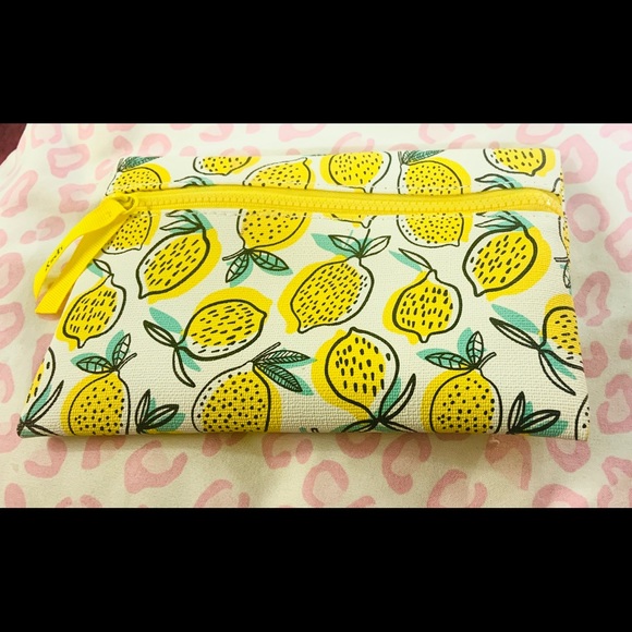 Cute cosmetics  bundle - Picture 5 of 7